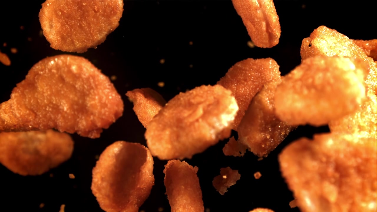 Siyah Arka Plan Üzerinde Ağır Çekimde Düşen Çıtır Tavuk Nugget'ları