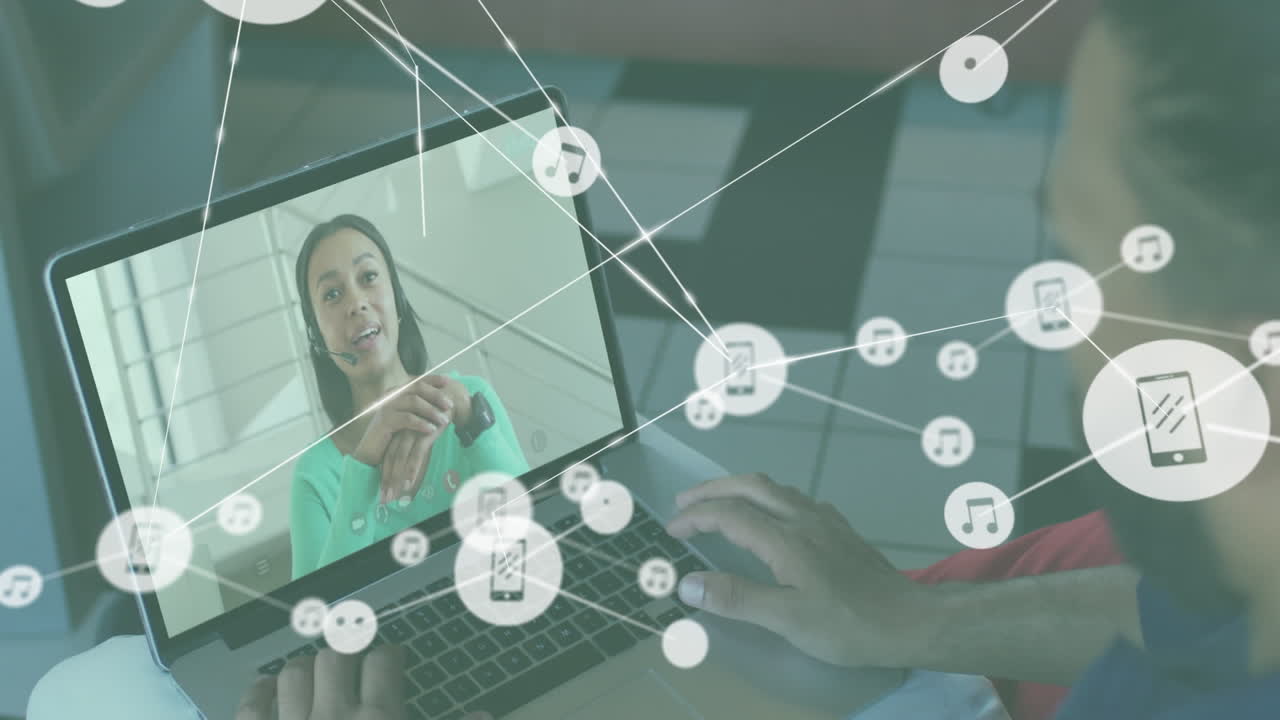 노트북 비디오 통화에서 두 인종의 여성에 대한 연결 네트워크의 애니메이션