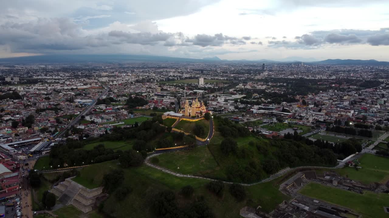 vista aerea de la piramide de cholula con una tormenta de fondo