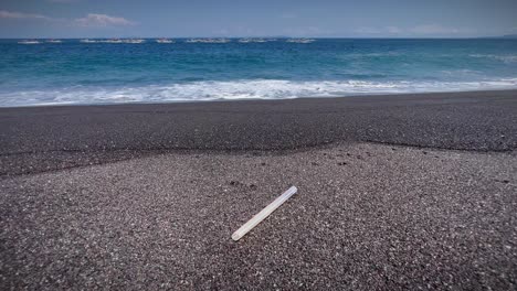 Residuos-De-Tubos-De-Plástico-En-La-Playa-De-Arena-De-La-Playa-De-Bali,-Indonesia