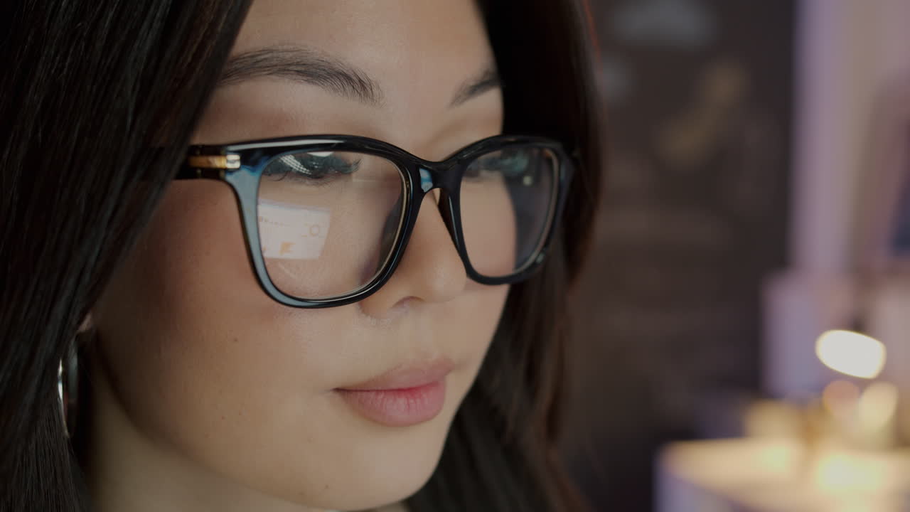 mujer concentrándose en el trabajo