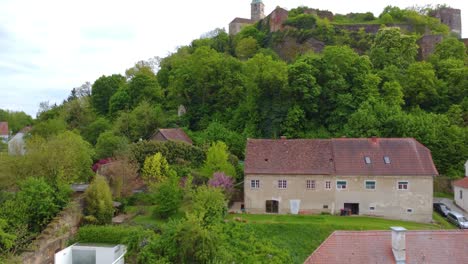 el castillo de güssing en la cima de una colina en burgenland, austria