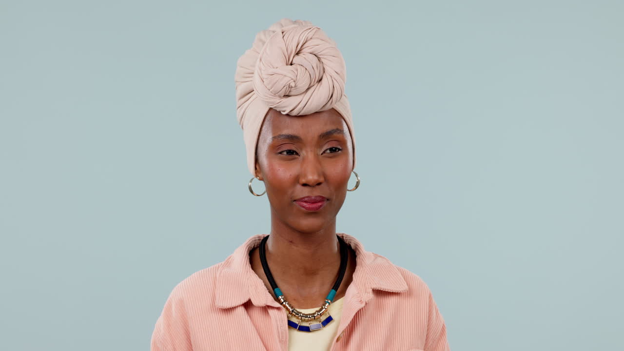 confuso, ansiedade e uma mulher negra em um estúdio