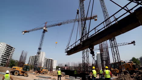 sitio de construcción con grúas y trabajadores