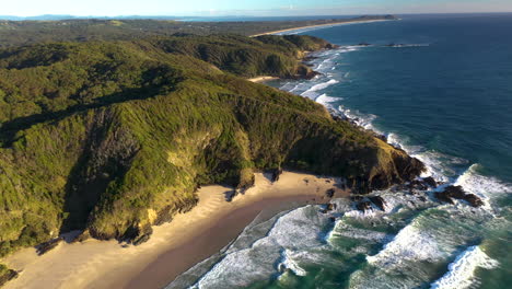 Amplia-Toma-De-Drones-De-La-Costa-De-La-Cabeza-Rota-Cerca-De-La-Bahía-De-Byron,-Hermoso-Paisaje-Marino