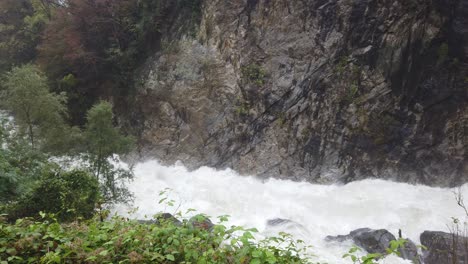 Fuerte-Flujo-De-Agua-De-Calancasca,-Río-En-Suiza-Entre-Montañas-Alpinas