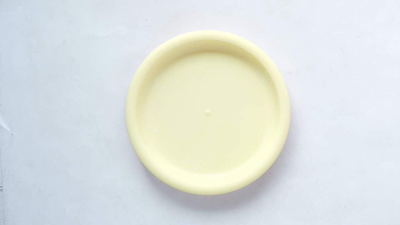 poniendo un plato vacío sobre un fondo blanco