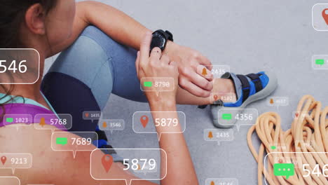 animación de iconos de los medios sobre mujer caucásica con reloj inteligente en la pared de escalada