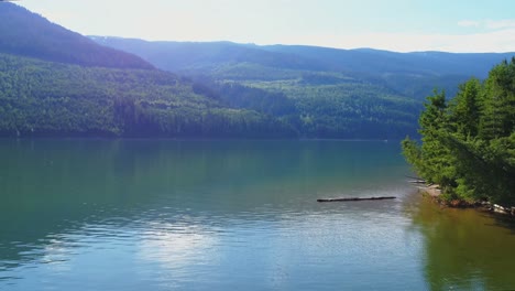 Wunderschöner-Fluss-Umgeben-Von-Einer-Bergkette-4k