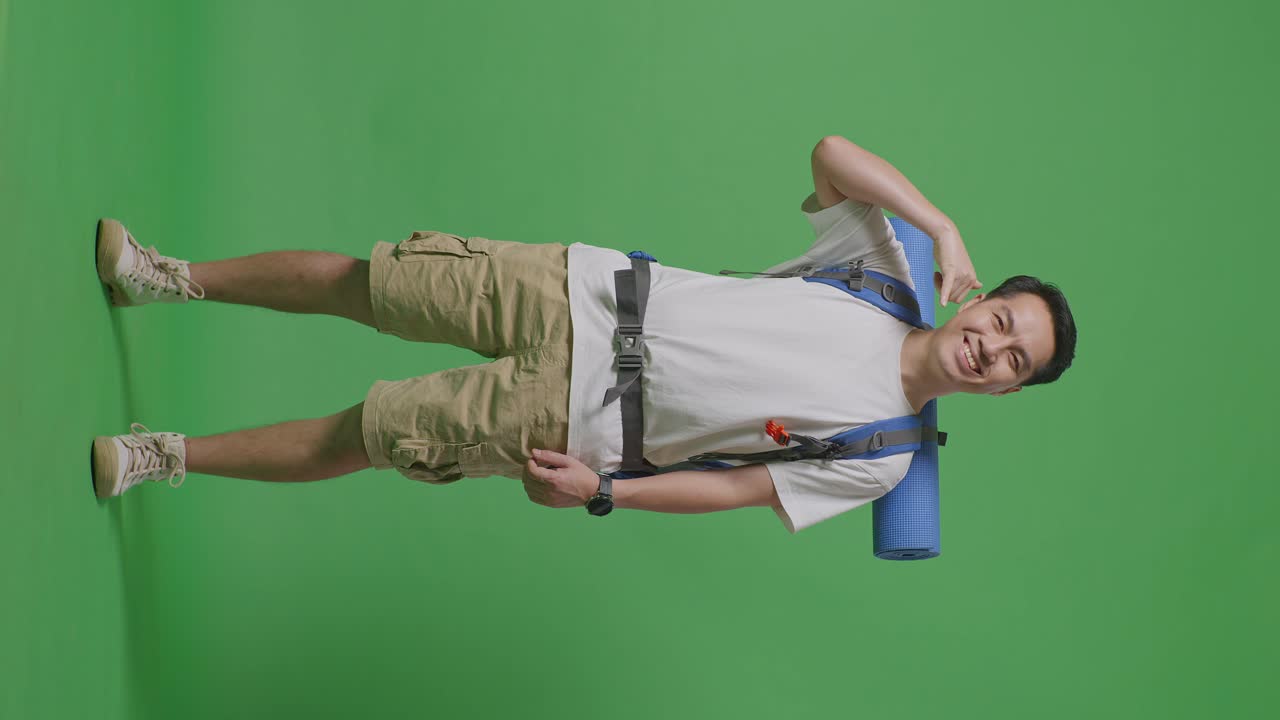 hombre con mochila en la pantalla verde