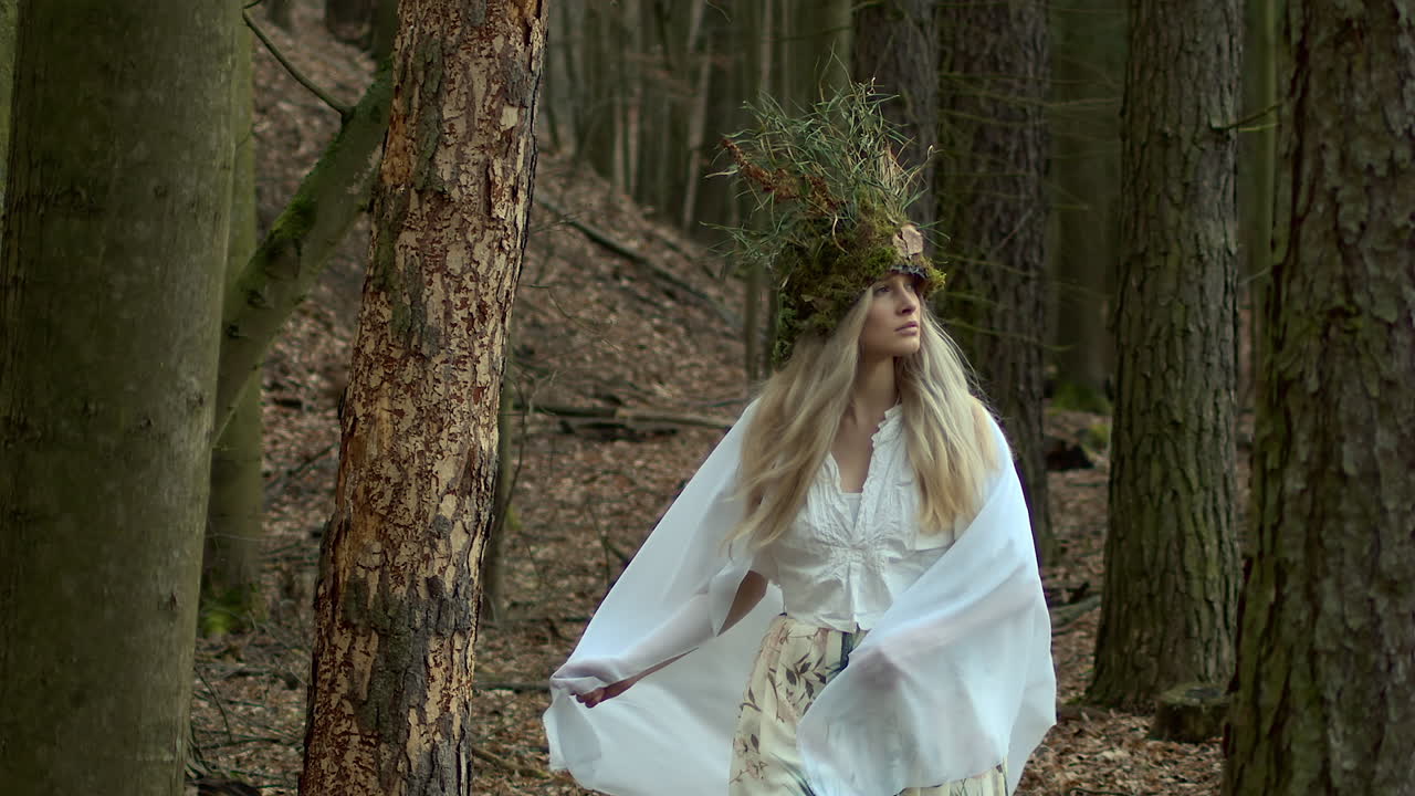 카메라를 향해 걸어가는 흰색 베일을 쓴 자연 숲 소녀, 전면 슬로우 모션 뷰