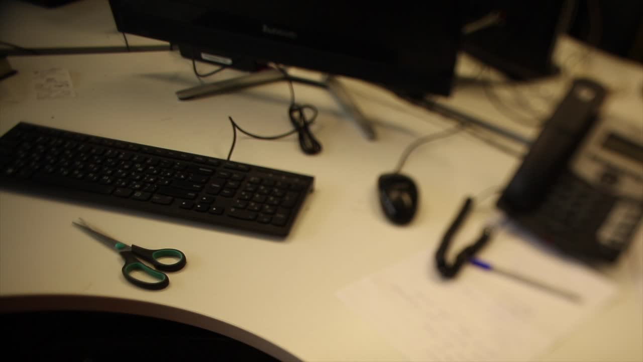 escritorio de oficina con computadora y teléfono