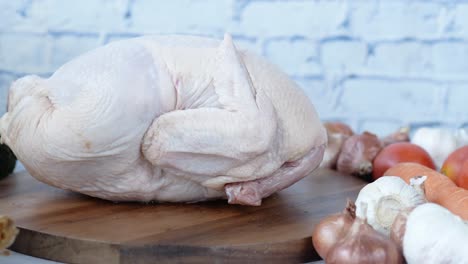 pollo entero crudo e ingredientes para la cocción