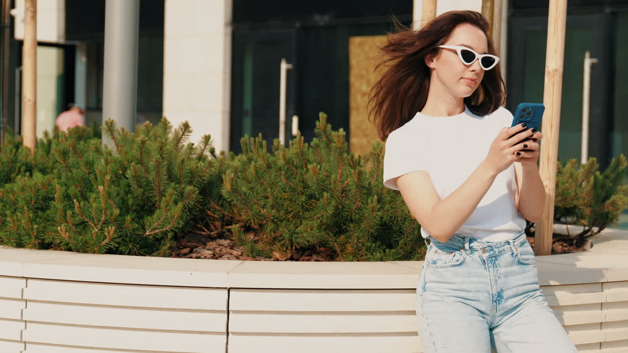 mujer usando un teléfono inteligente al aire libre