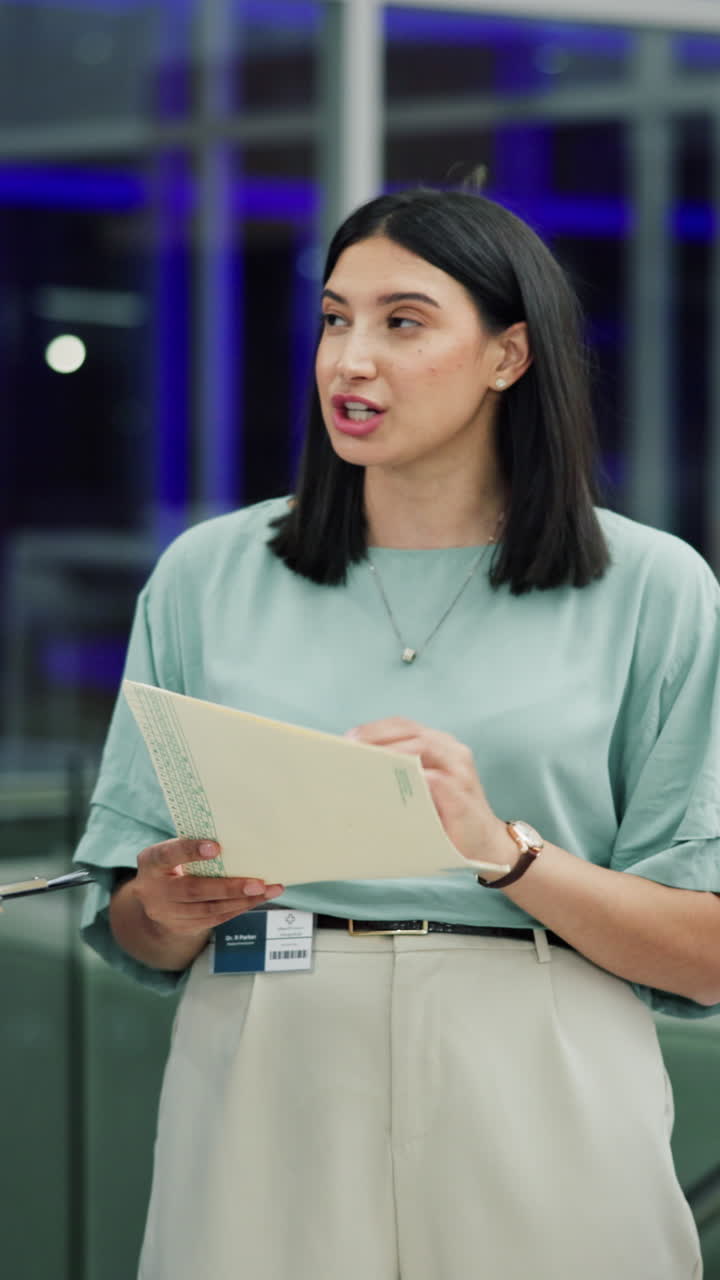 Donna professionista che parla e presenta documenti in un ufficio