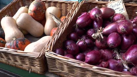 Schöner-Frischer-Und-Reifer-Kürbis-Und-Zwiebeln-Zum-Verkauf-Auf-Dem-örtlichen-Bauernmarkt