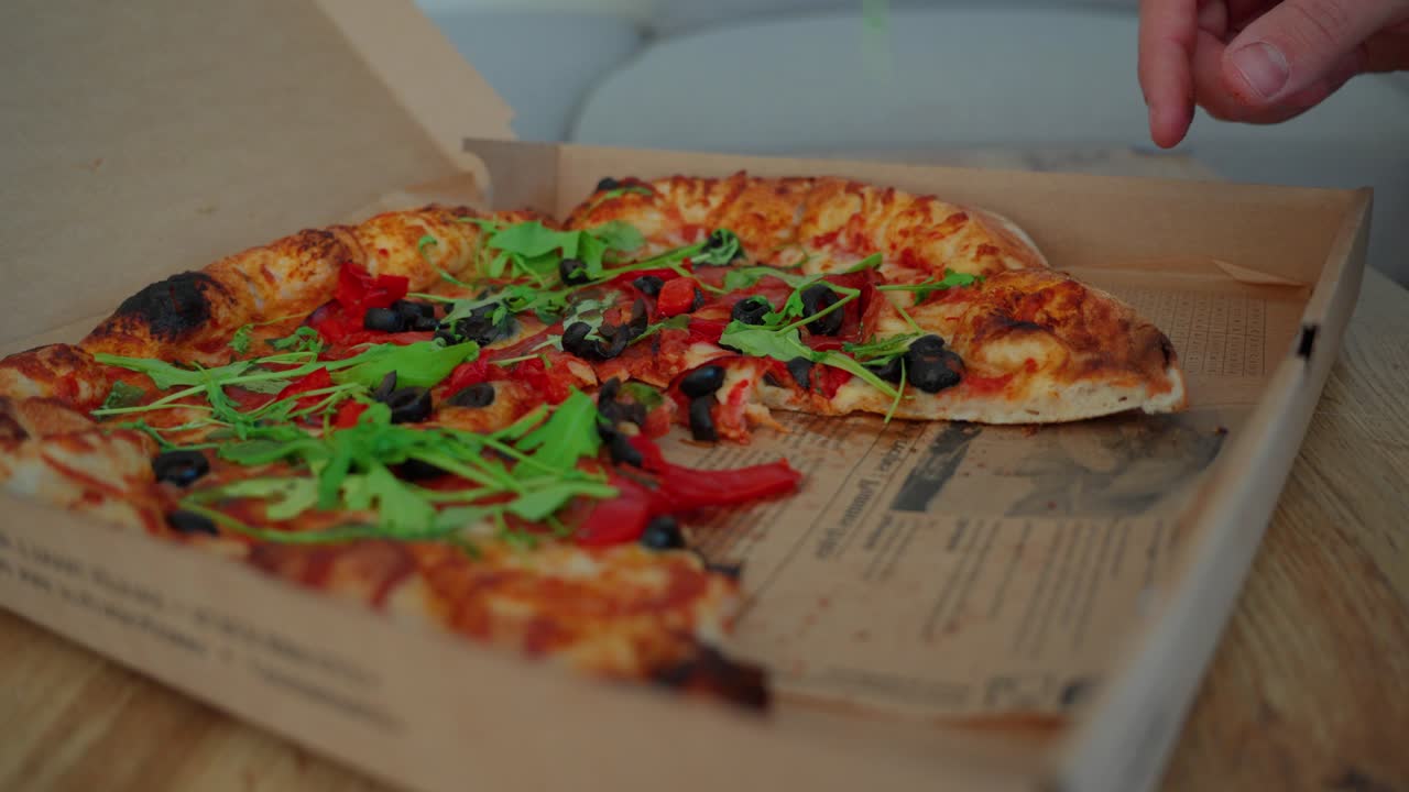 피자 상자 에 새로 구운 이탈리아 피자 의 조각 을 가져가는 사람 의 손 의 클로즈업