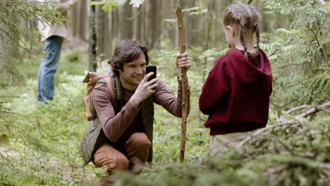hombre y niña en el bosque