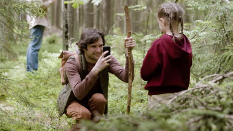 hombre y niña en el bosque