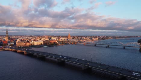 Drohnenaufnahme-Der-Stadt-Riga.-Spektakuläre-Wolken