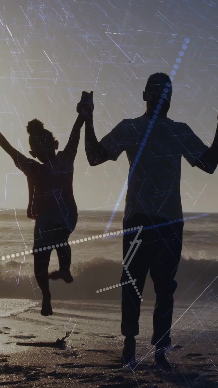 Video verticale: Famiglia che corre lungo la spiaggia per rafforzare i legami, bambini che saltano con sovrapposizioni di luci scintillanti, tecnologia.