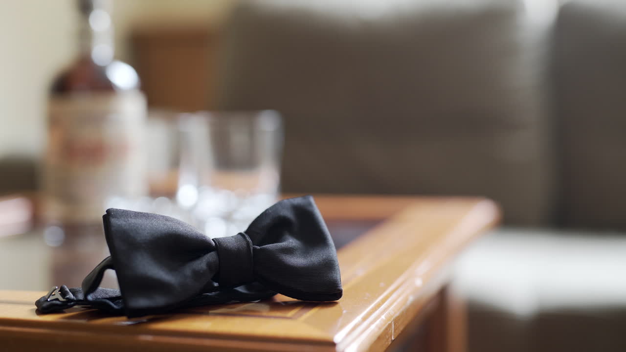 Elegante Papillon Nero Appoggiato su un Tavolo di Legno