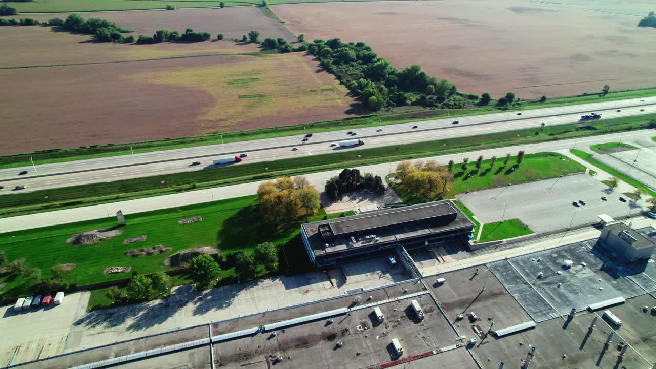 muchos camiones en la autopista i-90