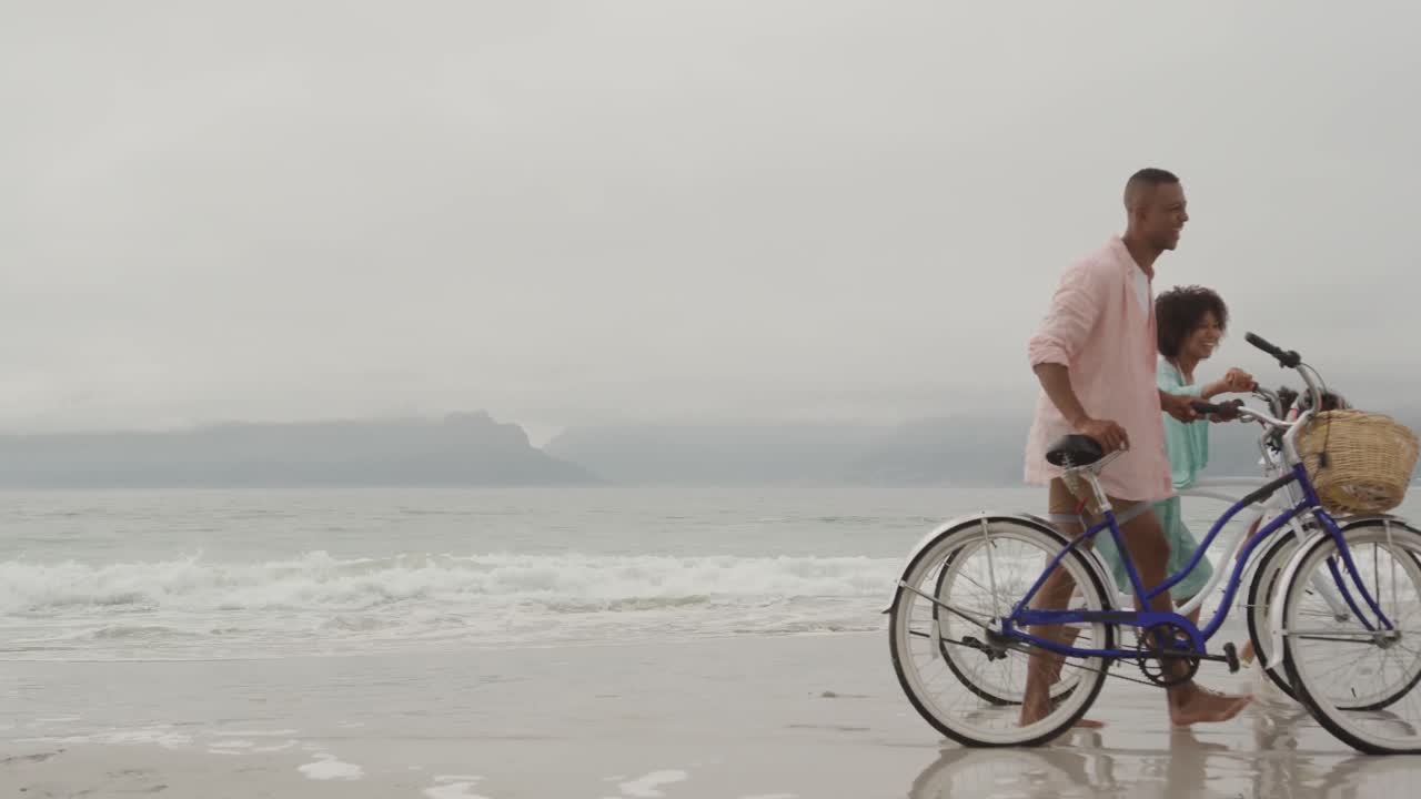 familia disfrutando del tiempo libre junto al mar