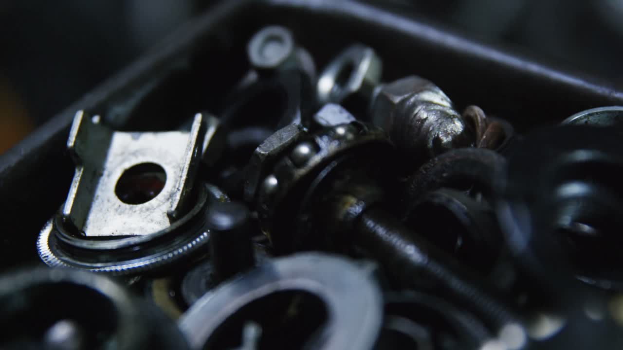 mecánicos de piezas de bicicletas en el taller