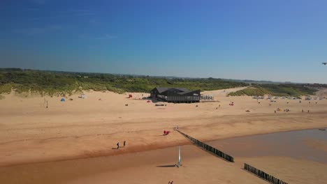 Der-Strand-Von-Cadzand-bad,-Niederlande-An-Einem-Sonnigen-Tag