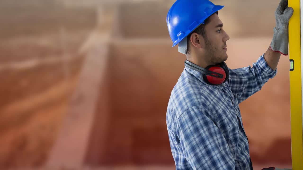 animación de un trabajador caucásico con sombrero azul con nivel de espíritu en el sitio de construcción