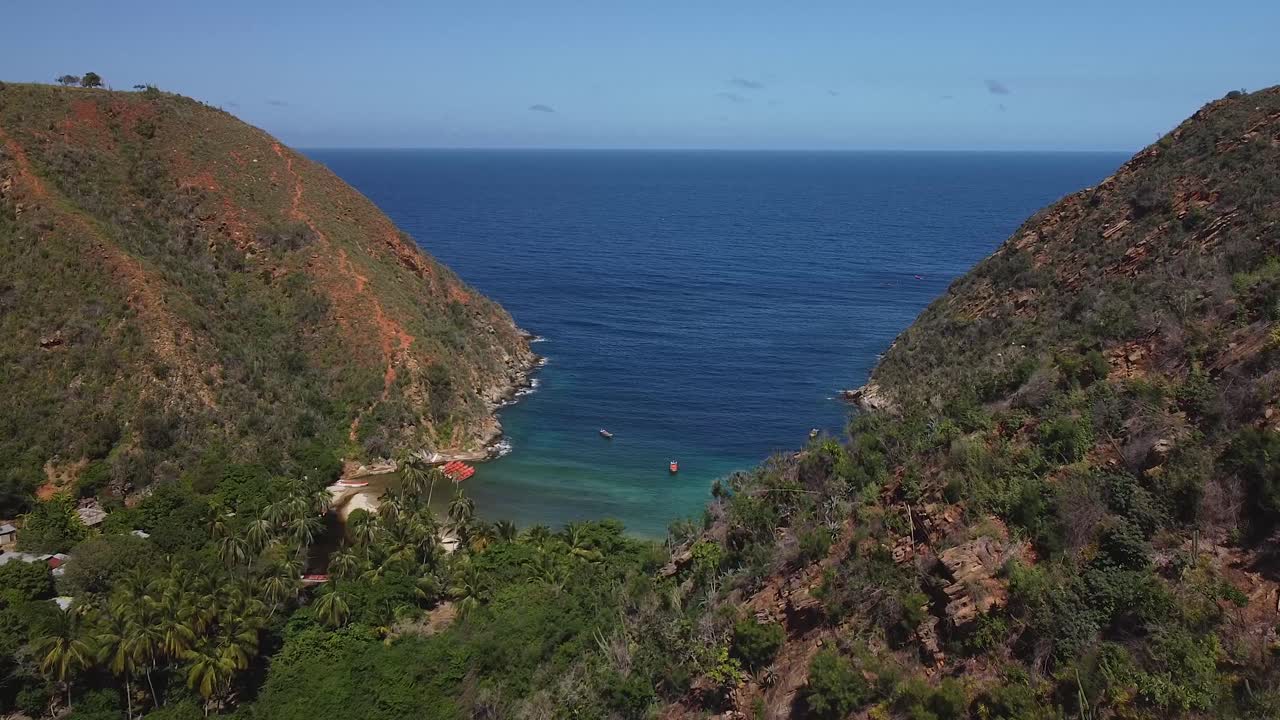 투하 비치 베이의 공중 드론 샷 - 베네수엘라 아라과 주, 틸트 다운 공개