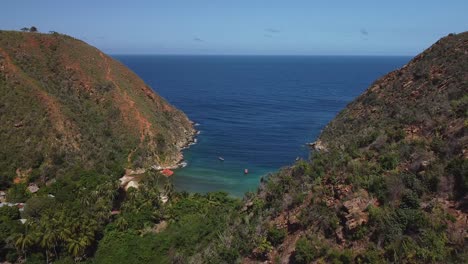 Toma-Aérea-De-Drones-De-La-Bahía-De-La-Playa-De-Tuja---Estado-De-Aragua,-Venezuela,-Inclinación-Hacia-Abajo-Revelada