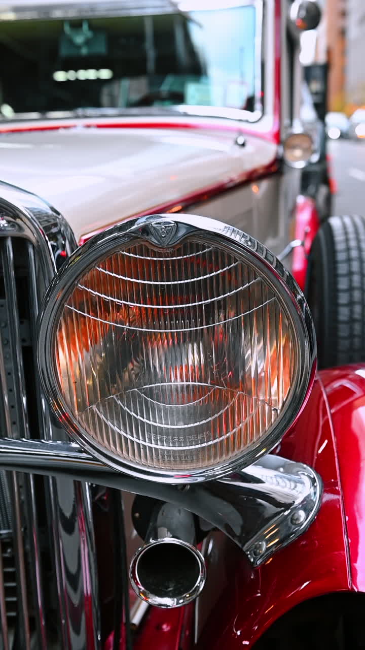 New York, USA, 2. Oktober 2025: Frontscheinwerfer eines schönen Retro-Autos, das im Freien steht. Nahaufnahme. Klassisches Oldtimer-Automobil. Vertikales Video.