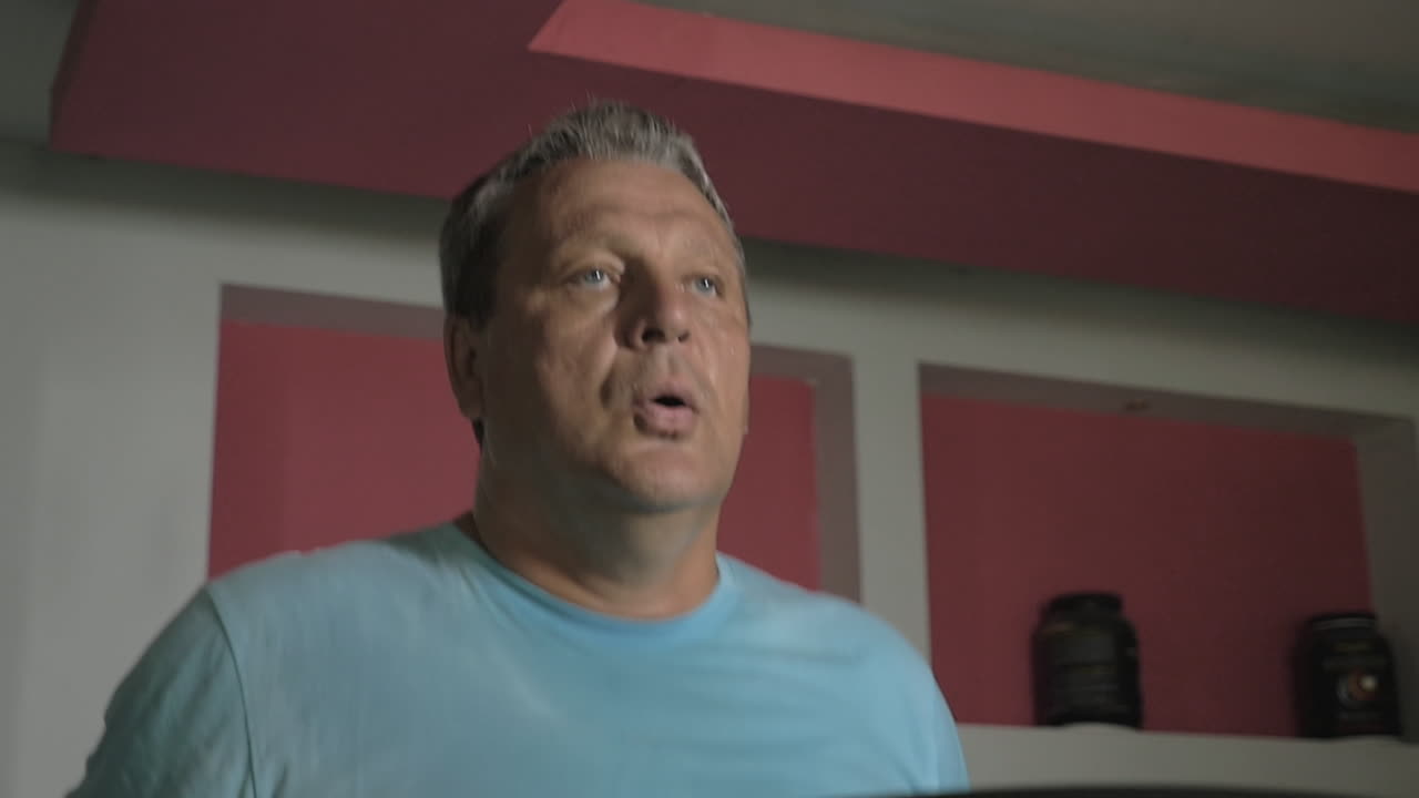 hombre haciendo entrenamiento cardio en la cinta de correr