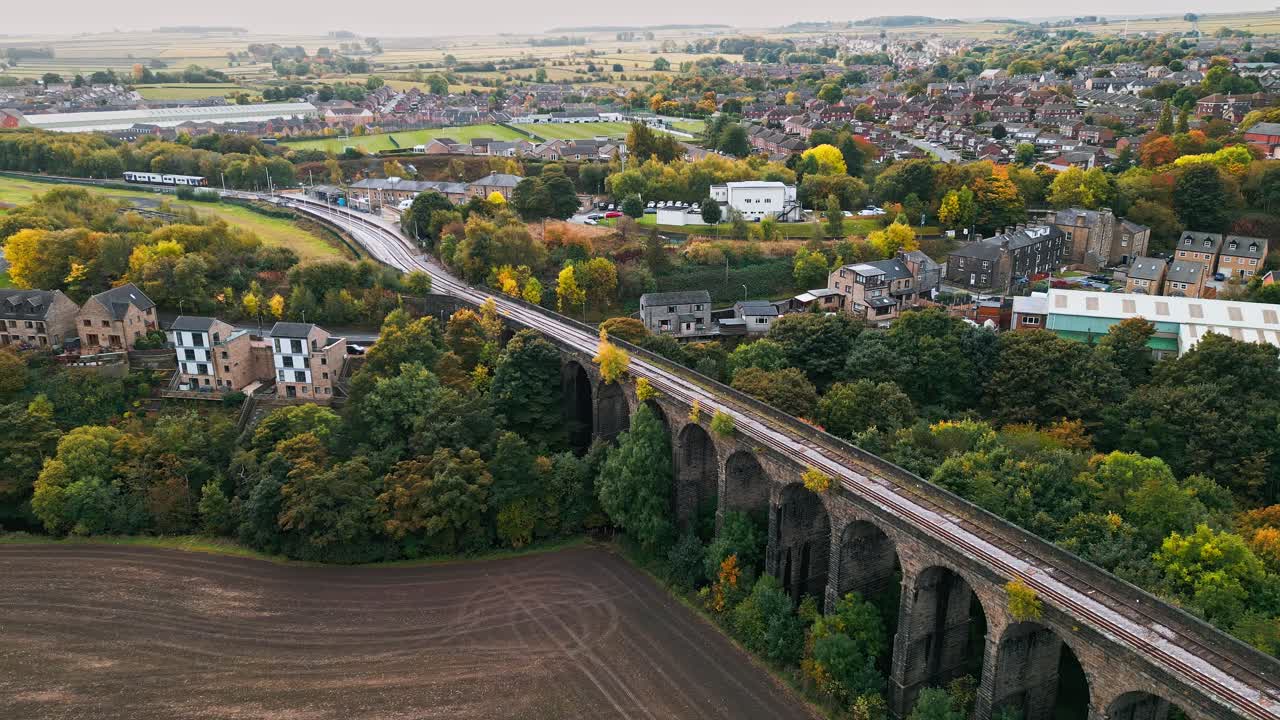 사우스 요크셔주 반즐리 인근 페니스톤 철도 고가교의 드론 항공 영상