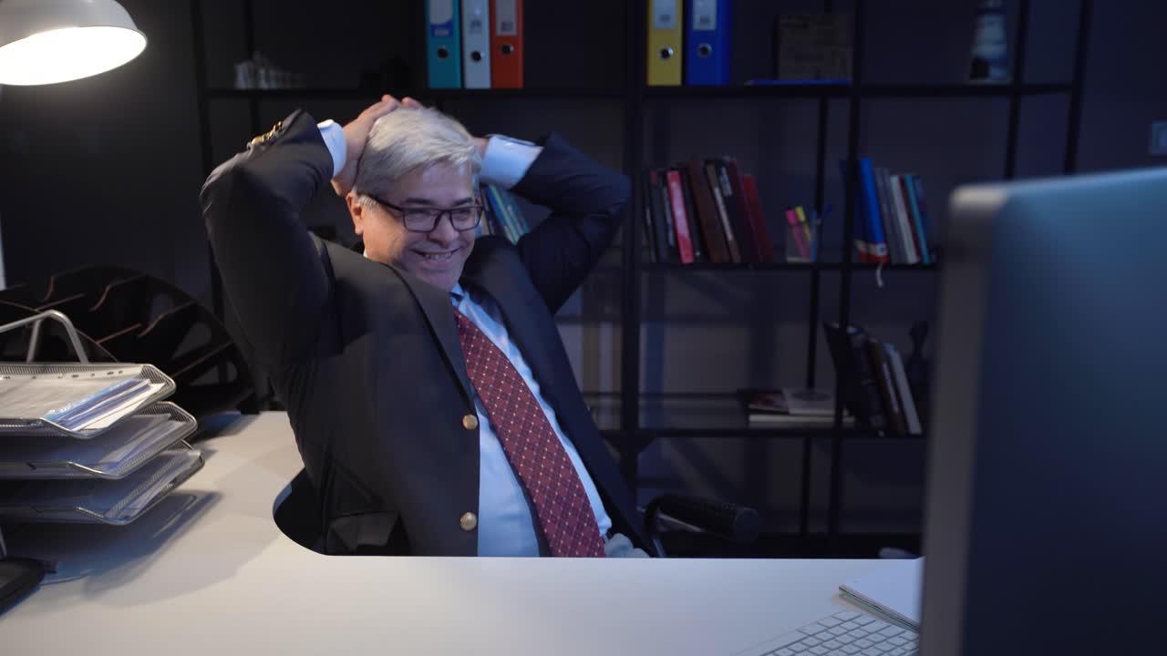 бизнесмен радуется моменту.