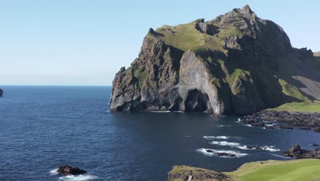 人們在沿海高爾夫球場上散步, 有著令人驚訝的火山風景,