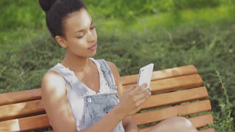 Model-taking-selfie-on-bench