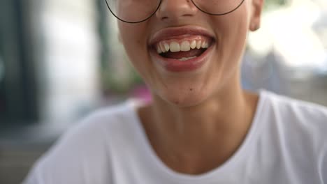 mujer sonriente con gafas