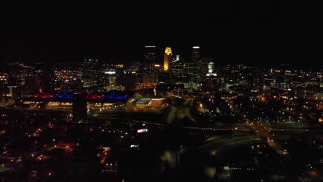 Luftaufnahmen-Der-Innenstadt-Von-Minneapolis-Bei-Nacht,-Skyline,-Gebäude,-Verkehr