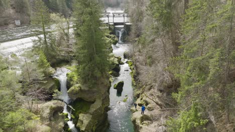 Una-Toma-Cinematográfica-Lenta-Hacia-Abajo-Con-Vistas-A-Traunfall-Austria