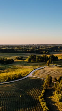 Vuelo-Vertical-De-Drones-Sobre-El-Paisaje-Rural-Al-Atardecer