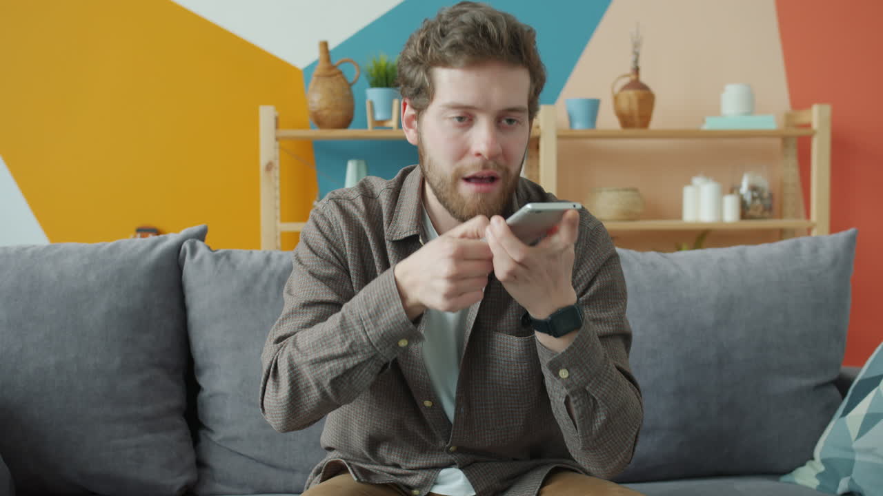 Uomo che parla al telefono a casa