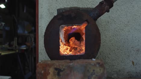 cierre de fuego en el horno en el taller de fabricación de cuchillos