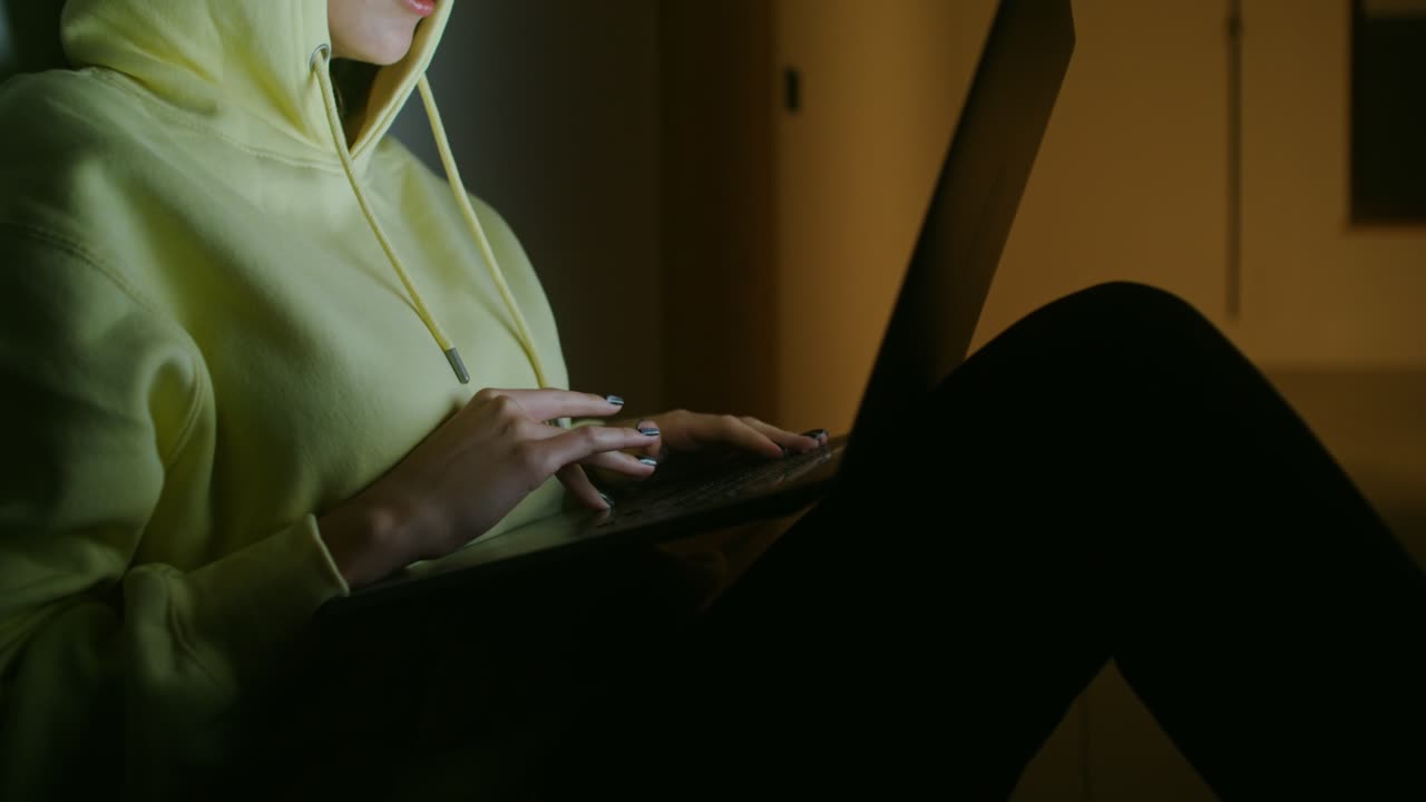 una mujer joven estudiando hasta tarde en la noche.