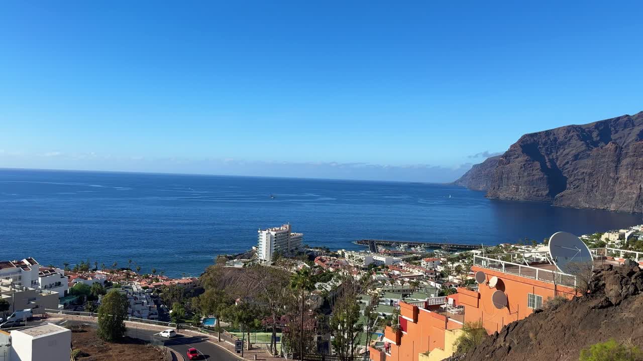 Acantilados de Los Gigantes en Tenerife, España, costa y ciudad vacacional