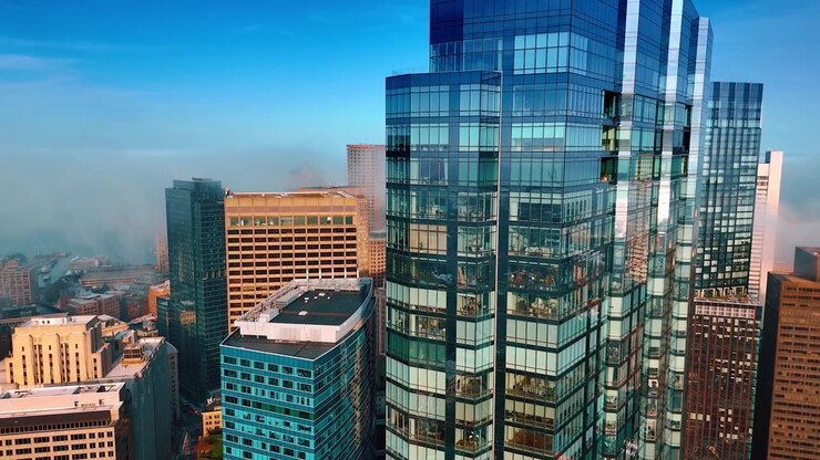 Torri moderne di vetro e metallo. Il fumo si alza sopra gli edifici nel centro di Boston, Massachusetts, USA. Vista aerea