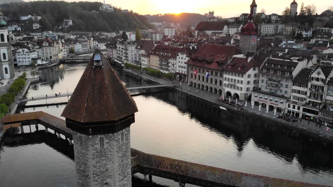 Vista aerea di Lucerna, Svizzera al tramonto, mentre si attraversa il ponte Kappelbrücke verso la Altstadt.