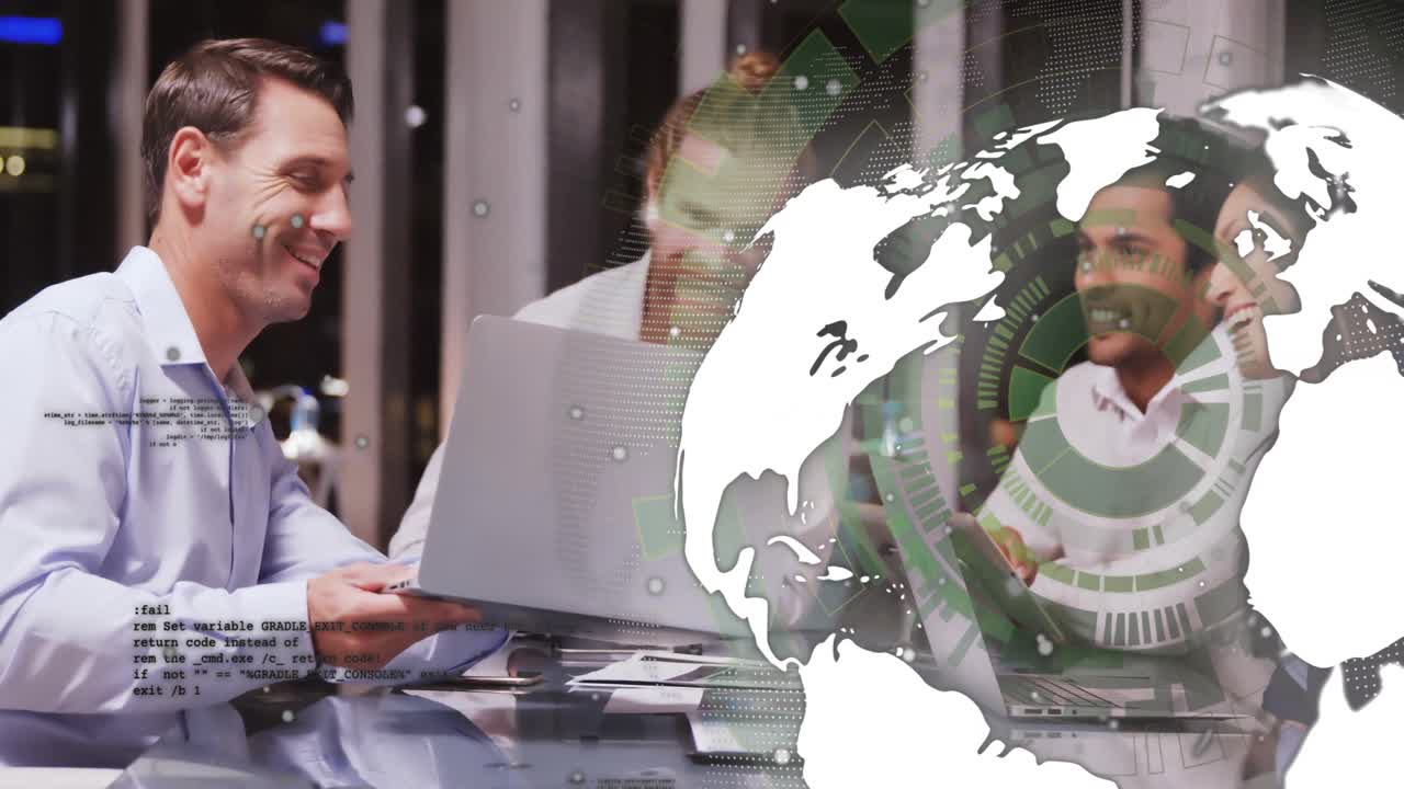 Equipe de negócios colaborando em sala envidraçada, com mapa-múndi flutuante e trechos de código.